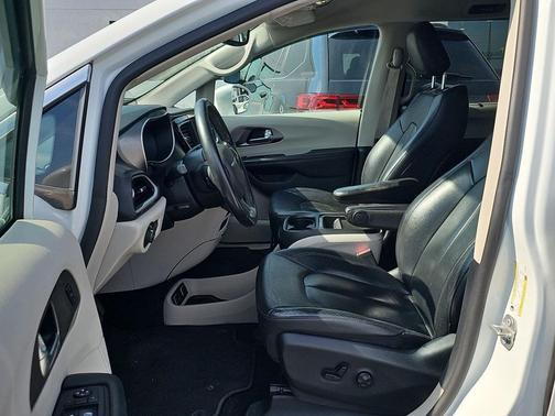 Bright White Clearcoat 2020 Chrysler Pacifica Touring L