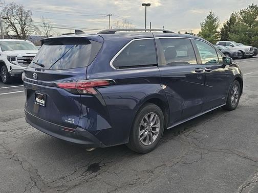 2021 Toyota Sienna XLE 8 Passenger