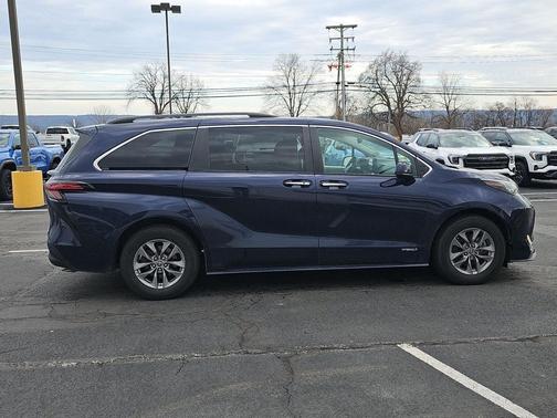 2021 Toyota Sienna XLE 8 Passenger