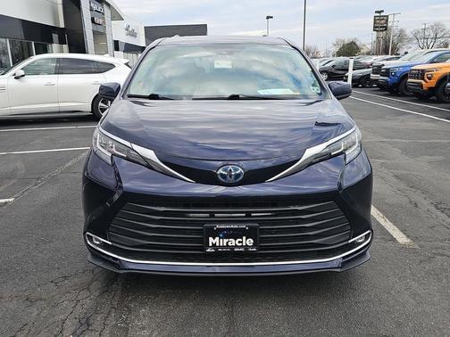 2021 Toyota Sienna XLE 8 Passenger