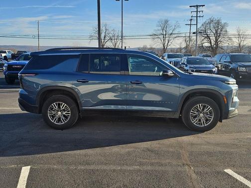 2025 Chevrolet Traverse LT