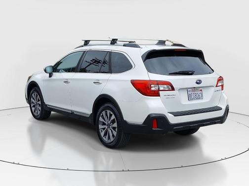 Crystal White Pearl 2018 Subaru Outback 2.5i Touring