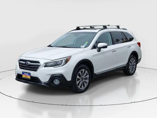 Crystal White Pearl 2018 Subaru Outback 2.5i Touring