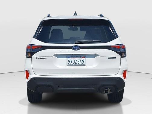 Crystal White Pearl 2025 Subaru Forester Touring