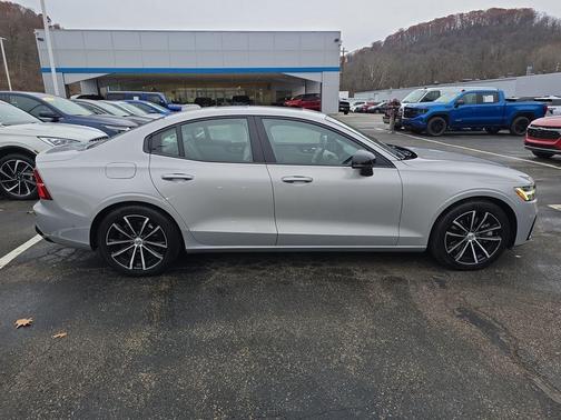 2023 Volvo S60 Recharge Plug-In Hybrid T8 Plus Dark Theme