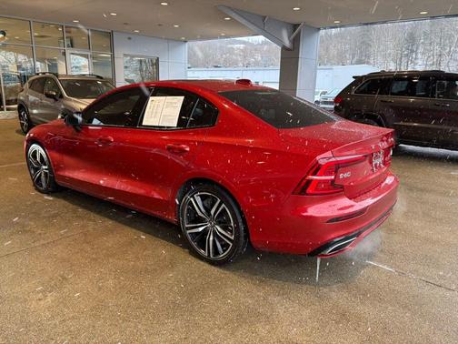 2022 Volvo S60 Recharge Plug-In Hybrid T8 R-Design Expression