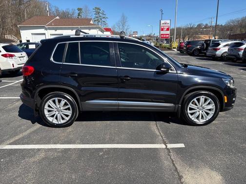 Deep Black Pearl Effect 2016 Volkswagen Tiguan SE
