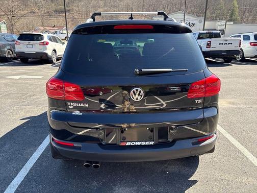 Deep Black Pearl Effect 2016 Volkswagen Tiguan SE