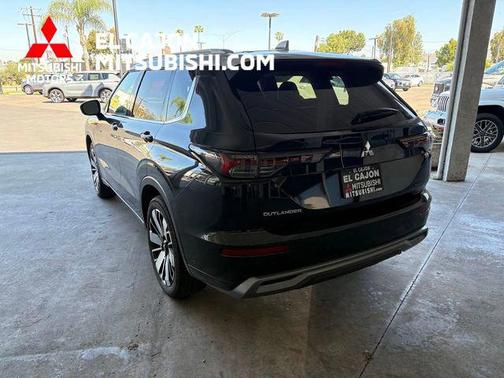 Black Diamond/Alloy Silver Roof 2025 Mitsubishi Outlander Platinum Edition