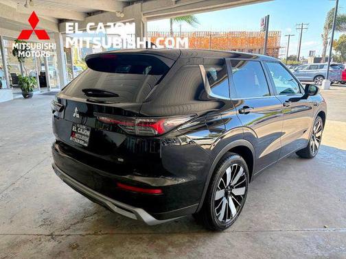 Black 2025 Mitsubishi Outlander SE