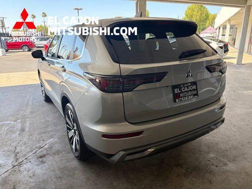 Alloy Silver Metallic 2025 Mitsubishi Outlander SE