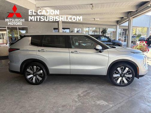 Alloy Silver Metallic 2025 Mitsubishi Outlander SE