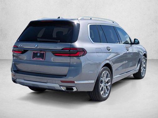 Skyscraper Grey Metallic 2026 BMW X7 xDrive40i