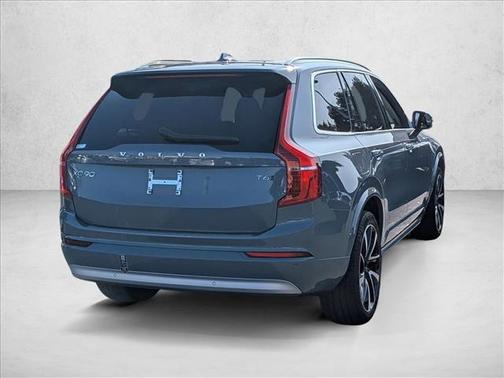 2022 Volvo XC90 T6 Momentum