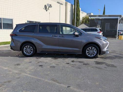 2022 Toyota Sienna LE