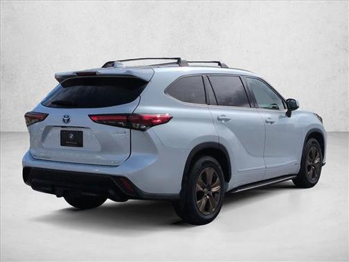 2022 Toyota Highlander Hybrid XLE