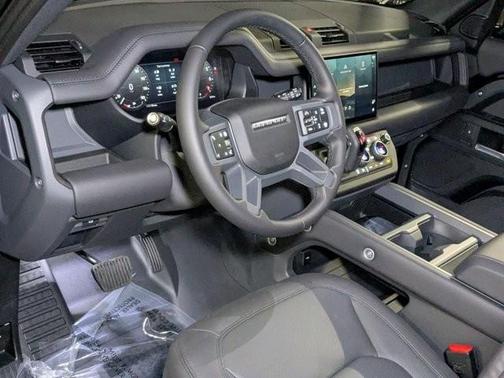 2025 Land Rover Defender P500 X-Dynamic SE