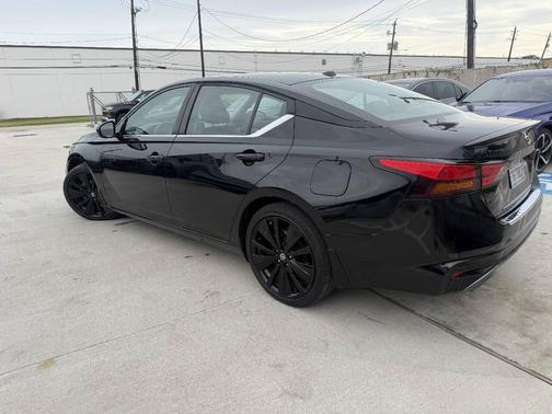 Super Black 2022 Nissan Altima SR FWD