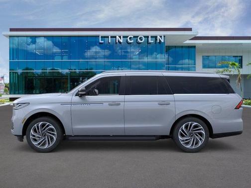 Gray Mist Metallic Tri-Coat 2026 Lincoln Navigator Premiere