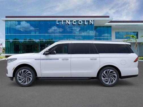 Pristine White Metallic Tri-Coat 2026 Lincoln Navigator Premiere