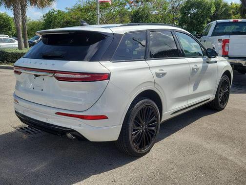 Pristine White Metallic Tri-Coat 2023 Lincoln Corsair Reserve