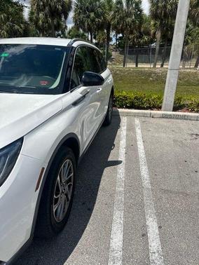 White Metallic 2022 Lincoln Corsair Standard