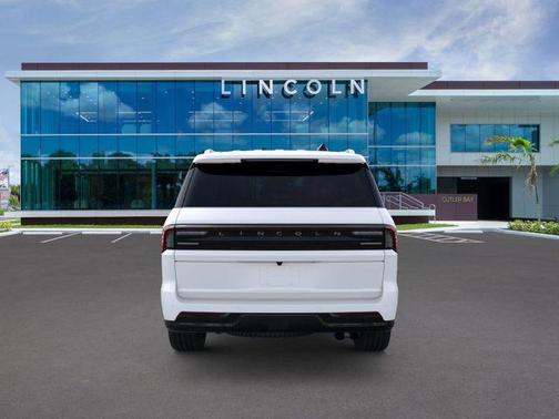 Pristine White Metallic Tri-Coat 2026 Lincoln Navigator Premiere