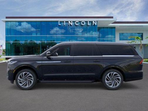 Infinite Black Metallic Clearcoat 2026 Lincoln Navigator Premiere