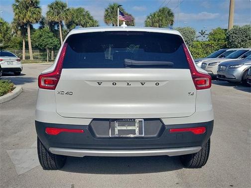 2021 Volvo XC40 T4 Momentum