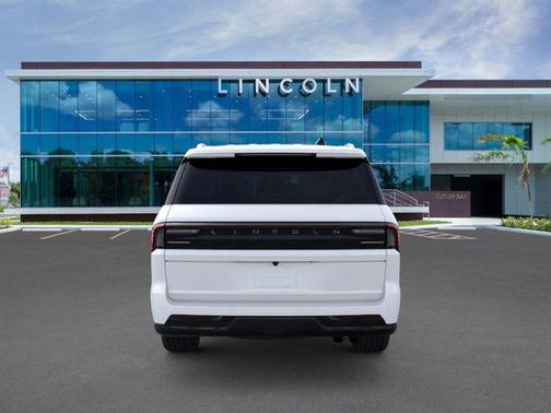 Pristine White Metallic Tri-Coat 2026 Lincoln Navigator Reserve