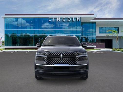 Infinite Black Metallic Clearcoat 2026 Lincoln Navigator Premiere