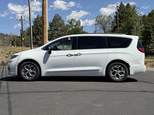 White 2023 Chrysler Pacifica Limited