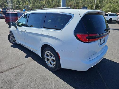 White 2023 Chrysler Pacifica Limited