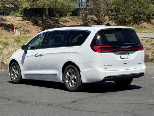 White 2023 Chrysler Pacifica Limited