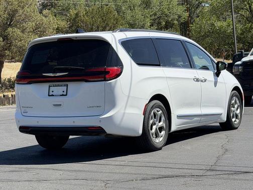 White 2023 Chrysler Pacifica Limited