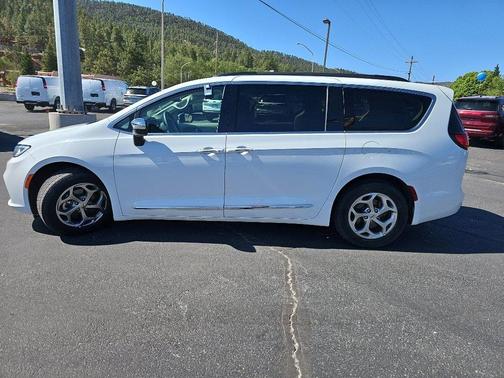 White 2023 Chrysler Pacifica Limited