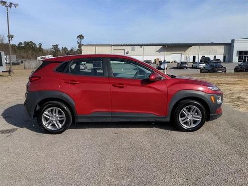 Photo 2 of 44 of 2021 Hyundai Kona SE