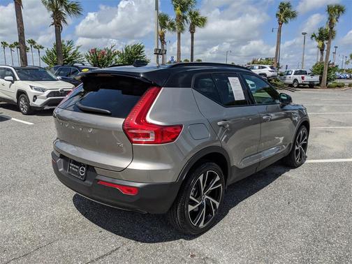 2022 Volvo XC40 T4 R-Design