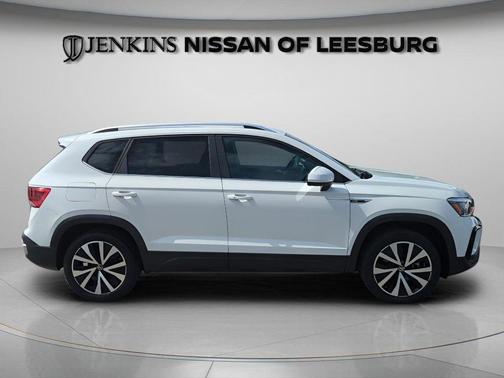Pure White 2023 Volkswagen Taos 1.5T SE