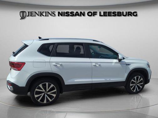 Pure White 2023 Volkswagen Taos 1.5T SE