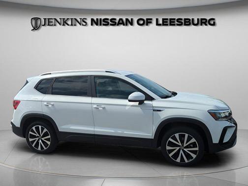 Pure White 2023 Volkswagen Taos 1.5T SE