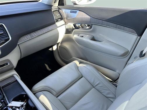 2022 Volvo XC90 T6 Inscription