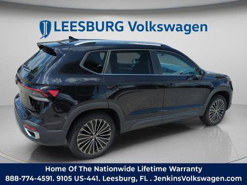 Deep Black Pearl 2025 Volkswagen Taos 1.5T SE