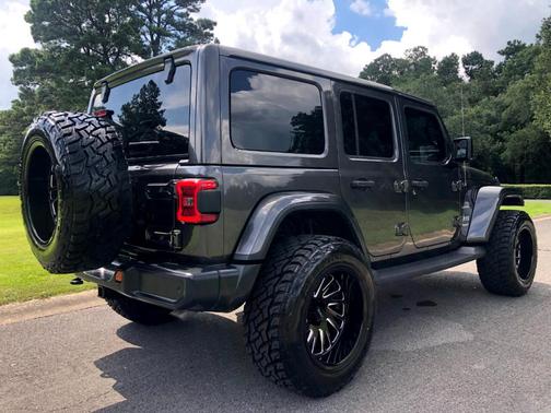 Photo 5 of 50 of 2019 Jeep Wrangler Unlimited Sahara