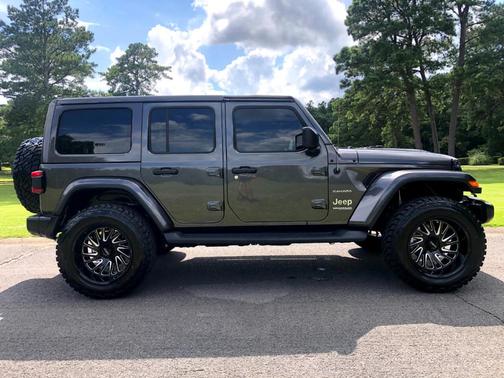Photo 4 of 50 of 2019 Jeep Wrangler Unlimited Sahara