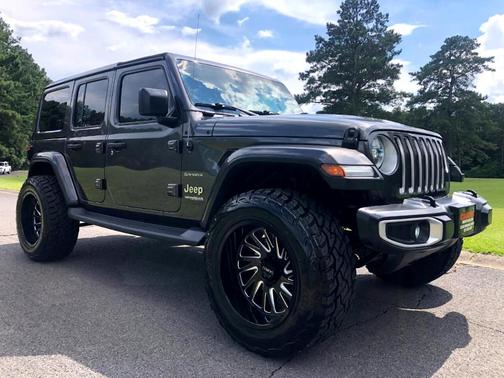 Photo 3 of 50 of 2019 Jeep Wrangler Unlimited Sahara