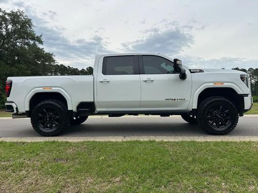 Summit White 2024 GMC Sierra 2500 AT4