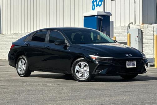 Black 2025 Hyundai ELANTRA SE