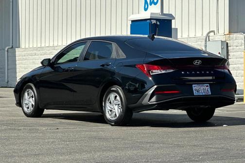 Black 2025 Hyundai ELANTRA SE