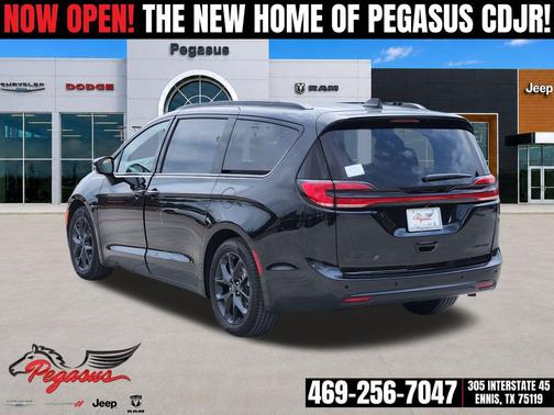 Diamond Black Crystal Pearlcoat 2027 Chrysler Pacifica Limited